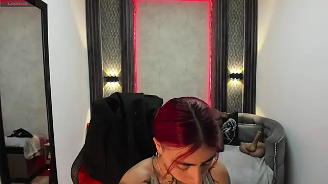 selene red  online show from March 6, 2025, 4:07 pm