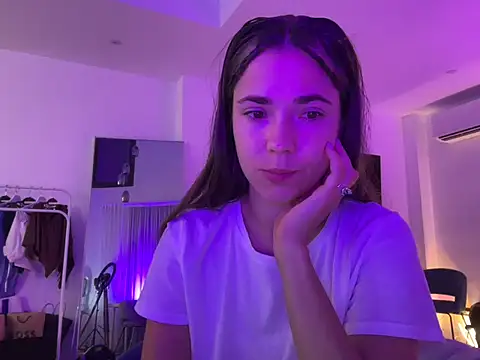 Mika Miller online show from September 18, 2025, 5:42 am