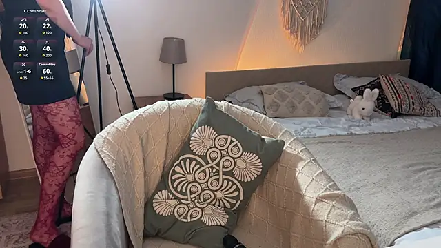 jennetdoll online show from October 6, 2025, 12:35 pm