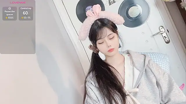 Qedgjwyz1 online show from March 3, 2025, 12:16 pm