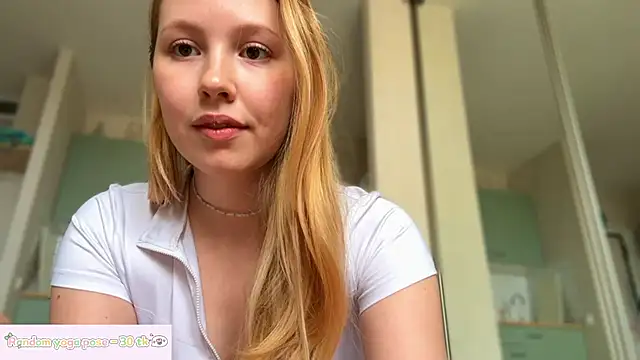 Snapshot of HoneyAudrey chatting on May 18, 2026, 3:35 am HoneyAudrey online show from May 18, 2026, 3:35 am