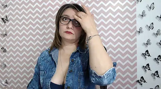 Amie Adams82  online show from February 4, 2025, 2:43 pm