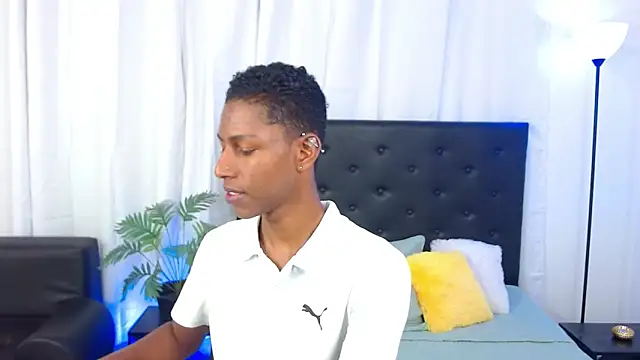 maiki18  online show from November 8, 2025, 1:55 pm