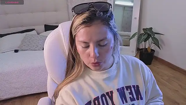 brandy sweet  online show from September 27, 2025, 3:39 pm