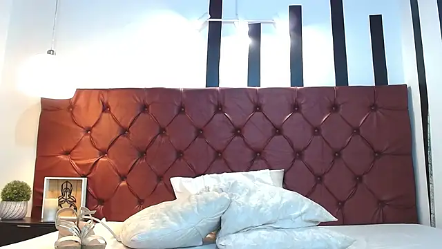 MariaJoseWalker online show from December 12, 2024, 8:10 pm