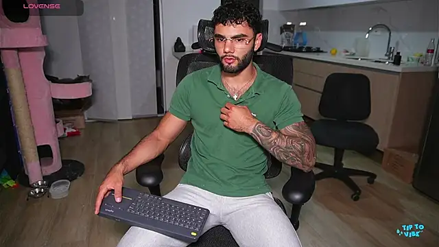 Derek w online show from December 19, 2024, 11:35 pm