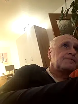 Snapshot of Milkasahne64 chatting on December 18, 2025, 7:42 pm Milkasahne64 online show from December 18, 2025, 7:42 pm