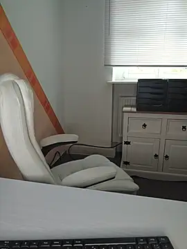 -BonnieBlack- online show from July 7, 2026, 7:56 am