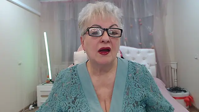 KayleSmoll online show from November 21, 2025, 7:45 pm