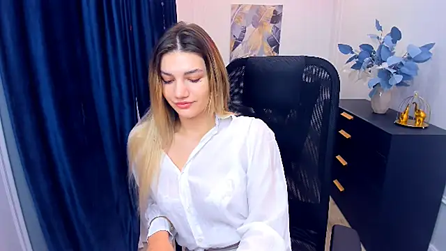 SelenaeMoore online show from November 11, 2025, 3:39 am