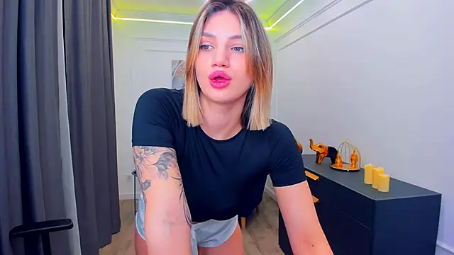 SelenaeMoore online show from March 16, 2026, 3:45 am