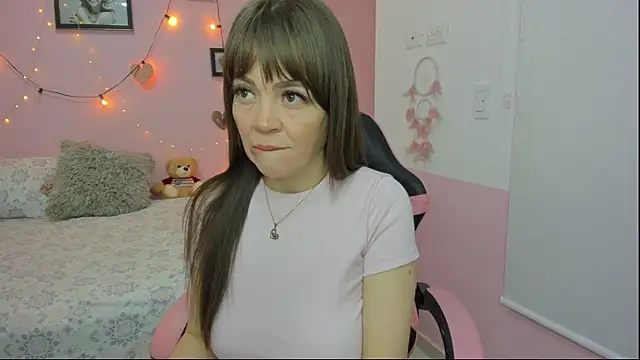 emilyharrix online show from April 19, 2026, 9:28 pm