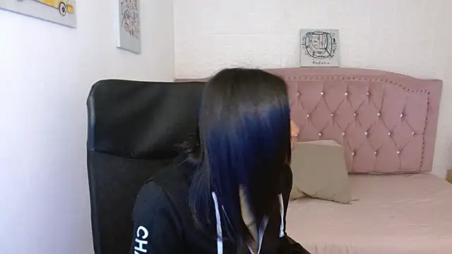 shaneelle online show from March 12, 2025, 3:02 am