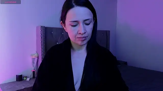 cristal hilton 10 online show from November 28, 2025, 7:11 am