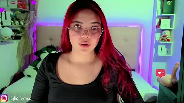 Snapshot of Kylie_brokee chatting on May 13, 2026, 10:06 pm Kylie brokee online show from May 13, 2026, 10:06 pm