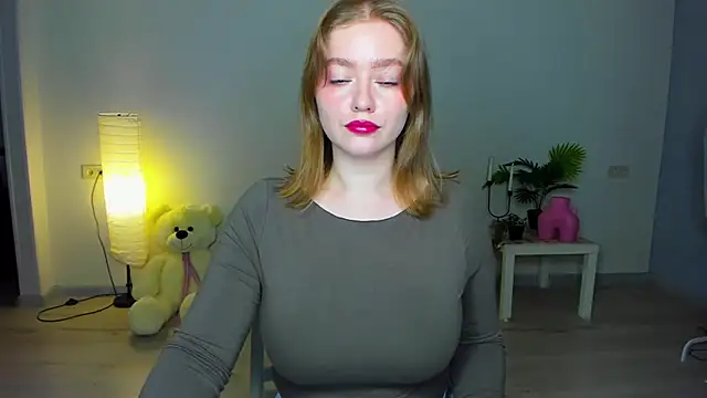 AidaPerry online show from October 4, 2025, 3:43 pm