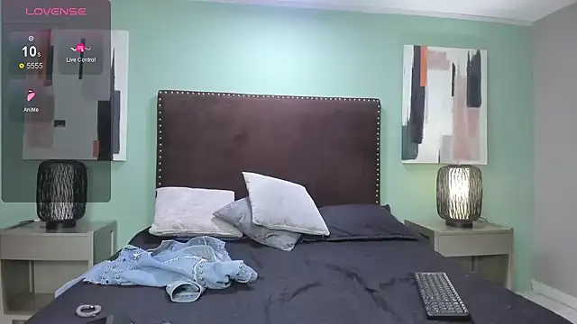 Nahiajhonson  online show from January 17, 2025, 12:52 pm