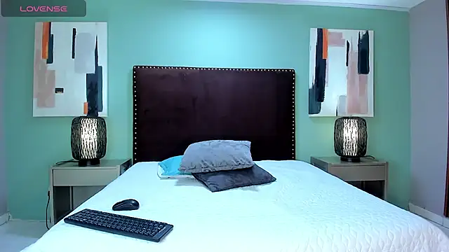 Nahiajhonson  online show from February 14, 2025, 12:14 pm