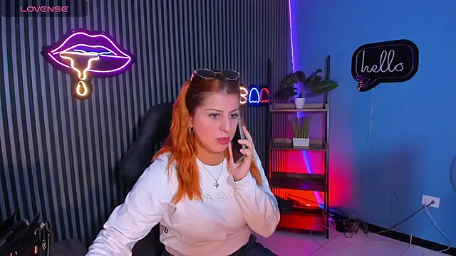 Nahiajhonson  online show from April 21, 2026, 12:44 pm