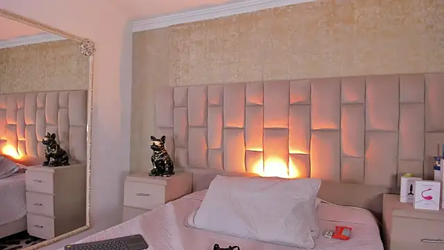 EmmaTorres  online show from November 15, 2025, 9:32 pm