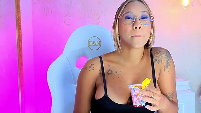 AlessiaLondon online show from November 14, 2025, 2:54 am