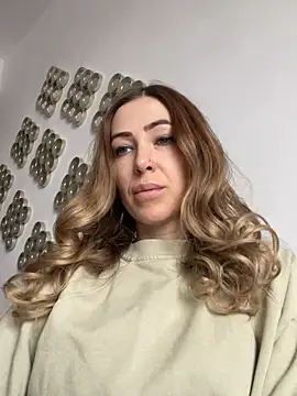 Snapshot of RaquelleDevon chatting on February 16, 2025, 11:16 am RaquelleDevon online show from February 16, 2025, 11:16 am