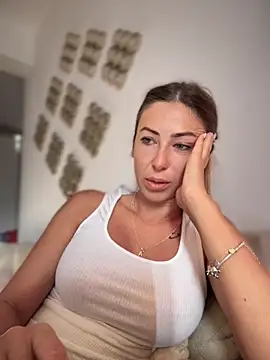 Snapshot of RaquelleDevon chatting on September 9, 2025, 5:29 am RaquelleDevon online show from September 9, 2025, 5:29 am