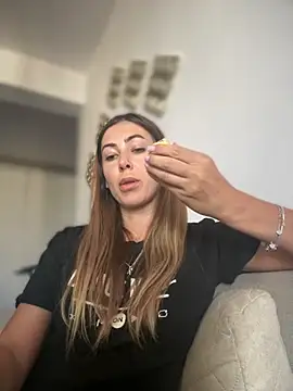 Snapshot of RaquelleDevon chatting on September 15, 2025, 12:49 pm RaquelleDevon online show from September 15, 2025, 12:49 pm