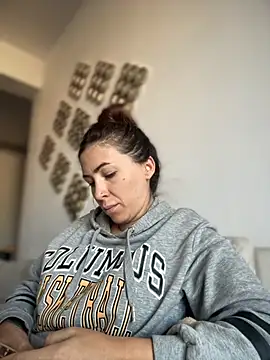 Snapshot of RaquelleDevon chatting on October 27, 2025, 2:10 pm RaquelleDevon online show from October 27, 2025, 2:10 pm