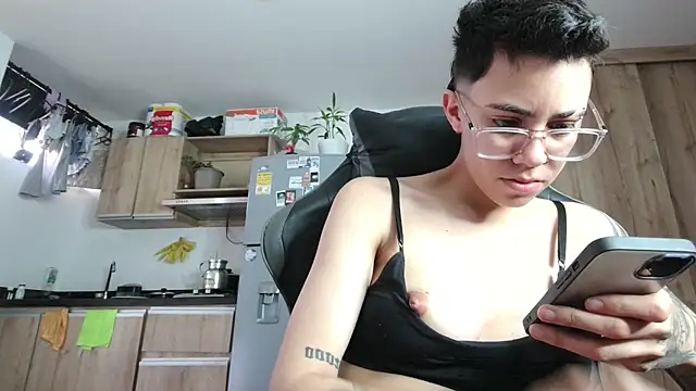 Snapshot of Cutie_Shy_ chatting on June 24, 2026, 12:59 pm Cutie Shy online show from June 24, 2026, 12:59 pm