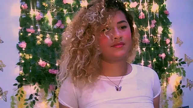 Snapshot of Crysrus chatting on December 22, 2024, 9:42 pm Crysrus online show from December 22, 2024, 9:42 pm