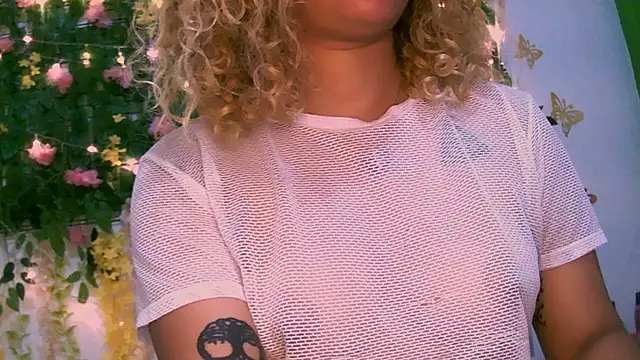 Snapshot of Crysrus chatting on December 25, 2024, 10:48 pm Crysrus online show from December 25, 2024, 10:48 pm