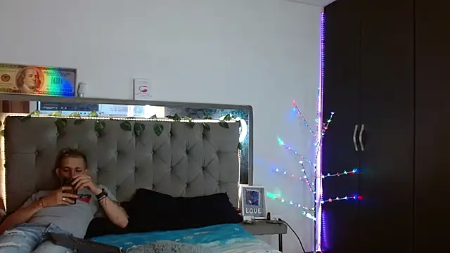 parejacaliente20154 online show from December 27, 2024, 12:12 pm