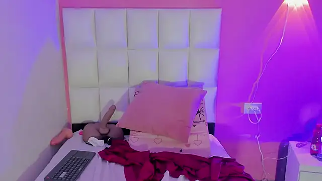 Alanna hot3 online show from April 18, 2026, 7:07 pm