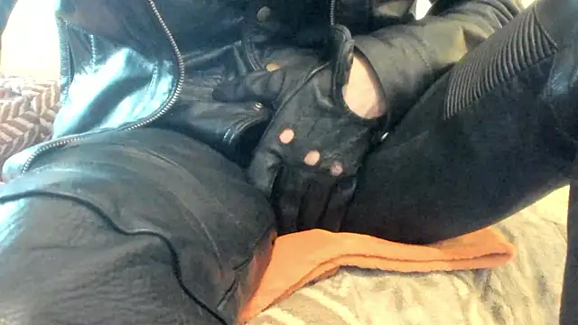 leatherz69 online show from April 3, 2026, 2:15 pm