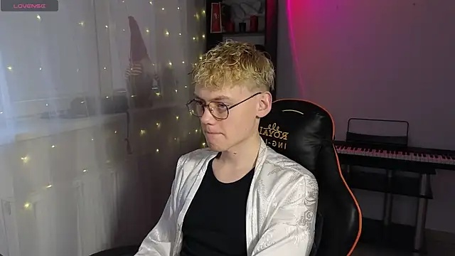 Keytaro online show from March 18, 2025, 3:10 pm