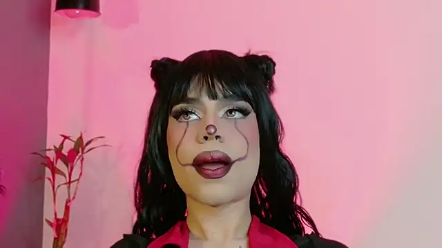 LucyGiraldo online show from November 1, 2025, 1:18 am