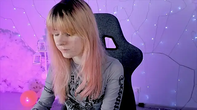 Snapshot of LexiWenford chatting on February 13, 2025, 2:45 am LexiWenford online show from February 13, 2025, 2:45 am