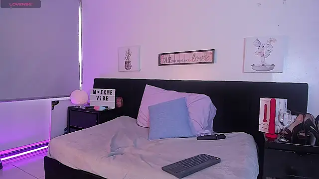 Natasha Kinski online show from February 8, 2025, 7:59 pm