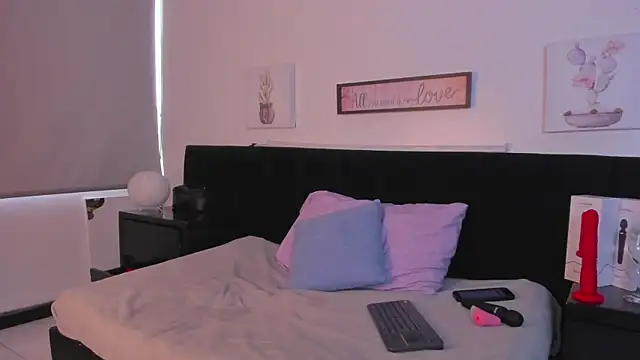 Natasha Kinski online show from March 5, 2025, 7:49 pm