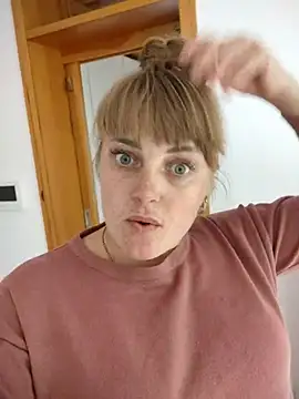 CoddessCrystal online show from September 15, 2025, 7:41 am