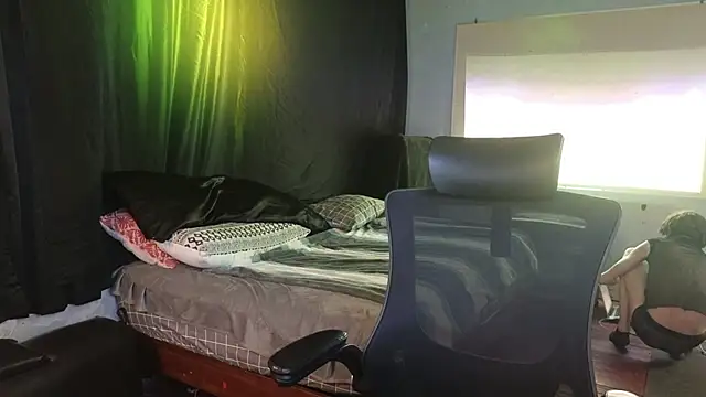 april show her online show from May 9, 2026, 11:32 pm