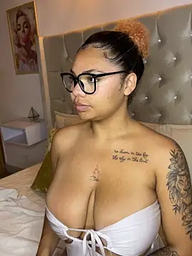 Eloisa cleavage  online show from December 22, 2025, 10:12 am