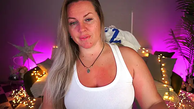 Snapshot of KiraCandyS chatting on June 4, 2026, 8:04 pm KiraCandyS online show from June 4, 2026, 8:04 pm