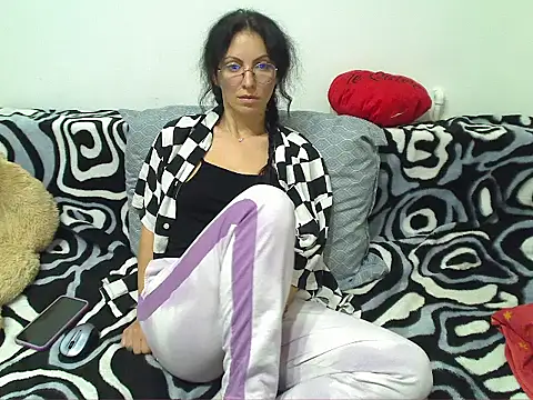 Emmatoo online show from April 13, 2026, 11:32 pm