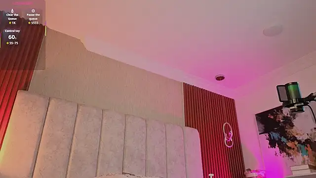 HannaRed  online show from April 15, 2026, 7:32 pm