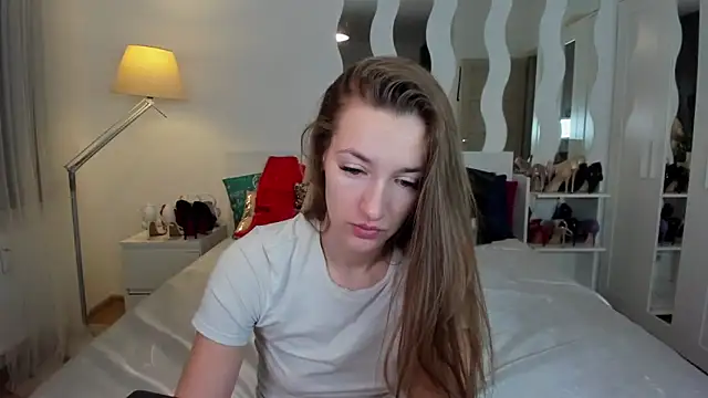 KateRedgar online show from February 3, 2025, 2:02 pm