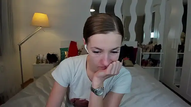 KateRedgar online show from February 7, 2025, 1:43 pm