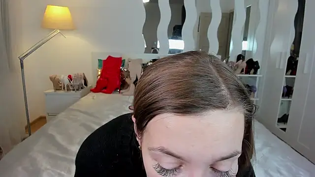 KateRedgar online show from February 16, 2025, 1:49 pm