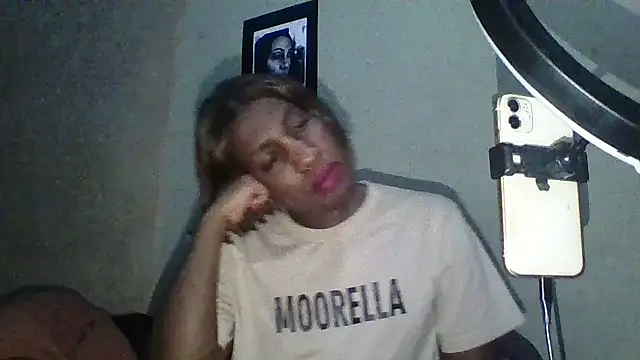 Snapshot of Moorella1 chatting on October 2, 2025, 9:22 pm Moorella1 online show from October 2, 2025, 9:22 pm